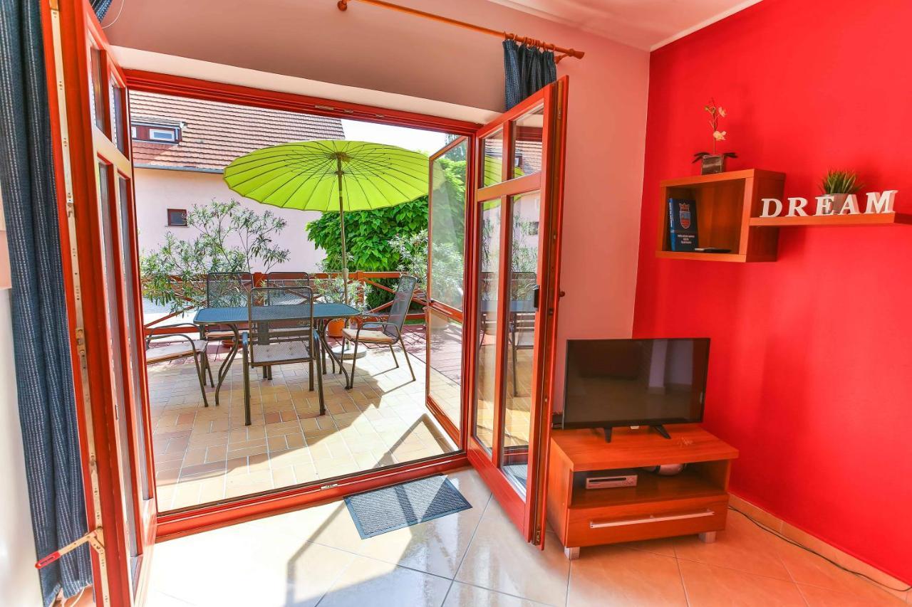 Sara-Lux Apartman Nyarliget Exterior photo